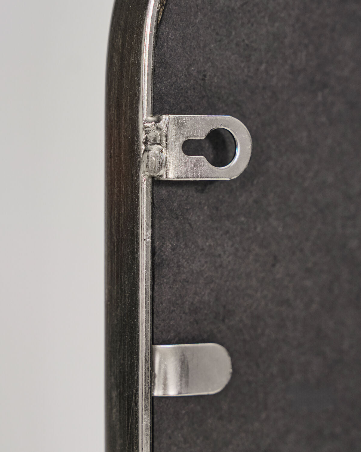 Stilvoller Wandspiegel in gebürstetem Silber von House Doctor, perfekt für moderne Wohnräume und zur Schaffung von Lichtakzenten.
