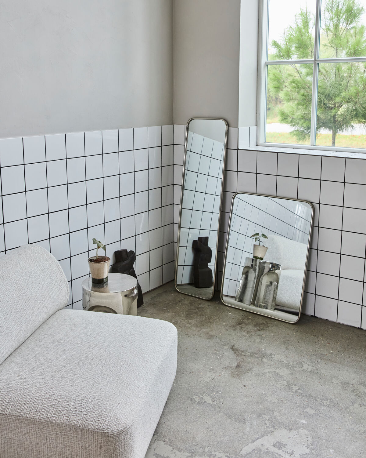 Eleganter Wandspiegel mit gebürstetem Silber-Finish von House Doctor, ideal zur Verschönerung und Lichtreflexion in jedem Raum.