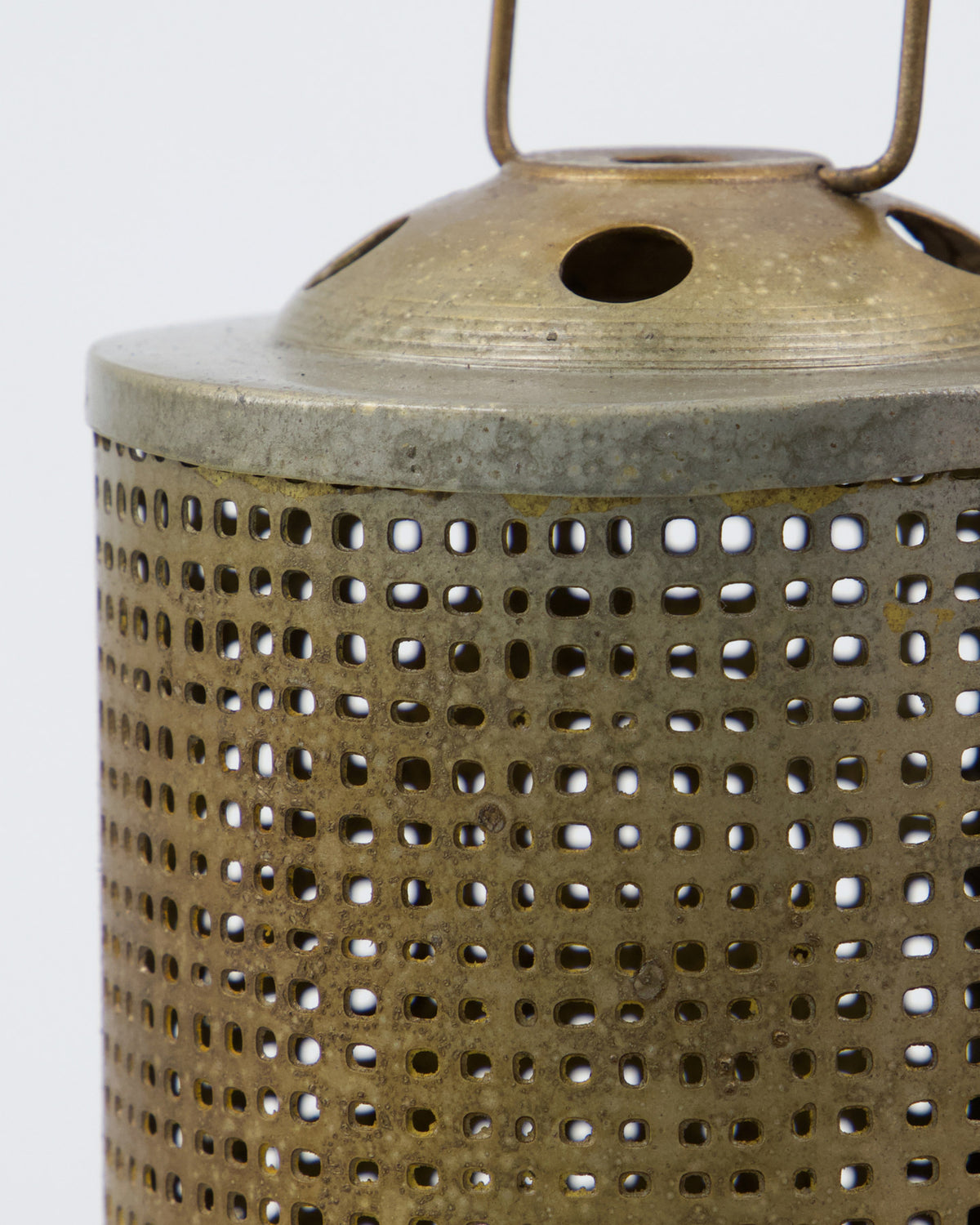 Zwei Teelichthalter HDMeta aus gelochtem Eisen in Antik-Messing, Industrial-Design