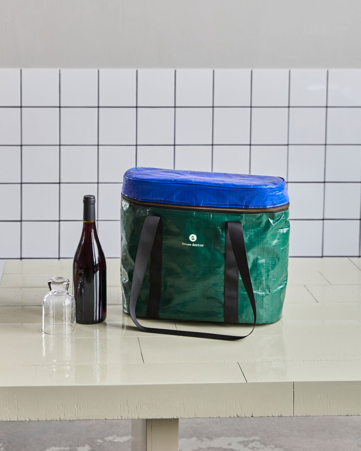 Stylische Kühltasche in Dunkelgrün und Blau von House Doctor, ideal für Picknicks und Ausflüge, kombiniert Funktionalität mit modernem Design.