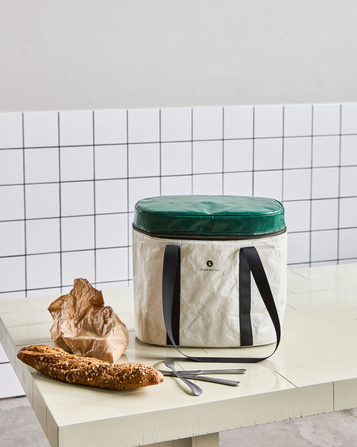 Stylische Kühltasche in Sand und Dunkelgrün von House Doctor, ideal für Picknicks und Ausflüge, bietet praktischen Stauraum und ansprechendes Design.