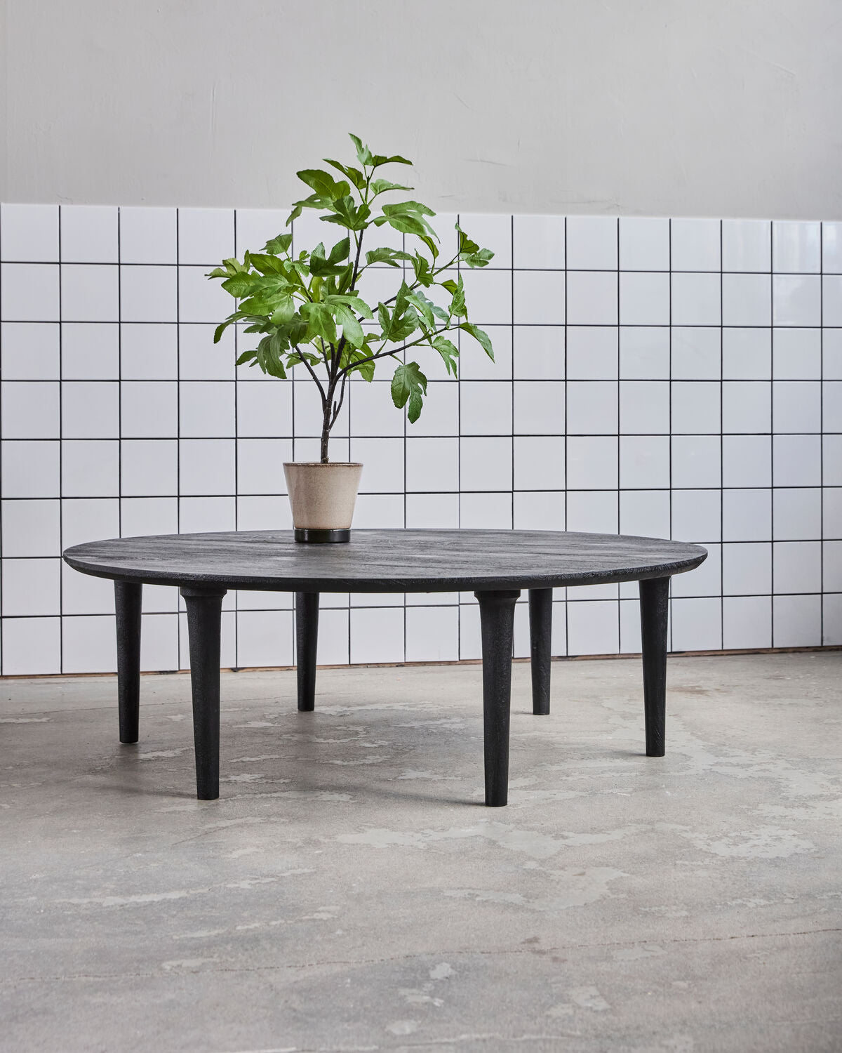 Eleganter schwarzer Couchtisch HDZanzi von House Doctor, ideal für stilvolle Wohnräume und moderne Einrichtungskonzepte.
