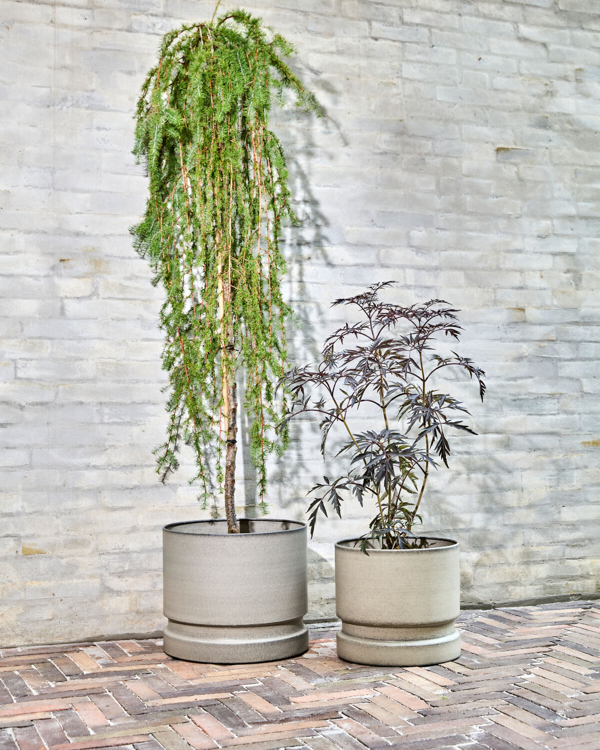 Eleganter Blumentopf aus HDPepple in Sandfarbe, ideal für den Außenbereich. Perfekte Ergänzung für jeden Garten oder Balkon.