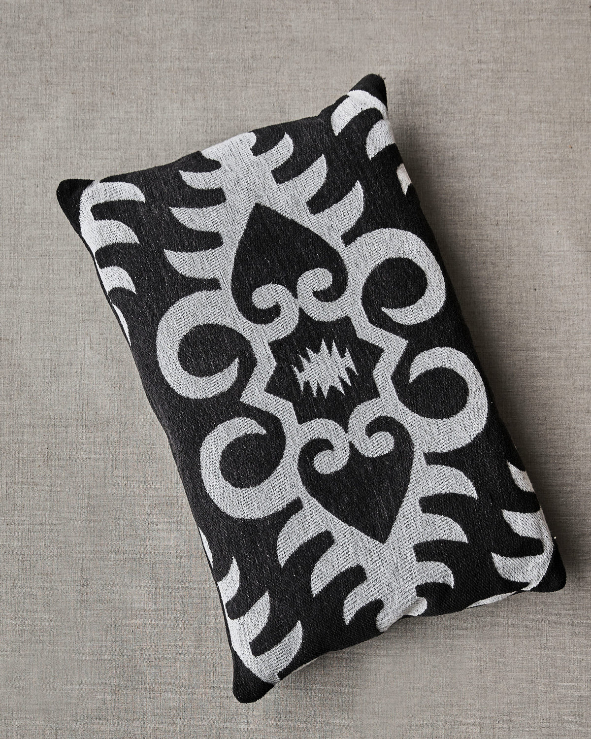 Kissenbezug HDAmici aus Baumwolle mit schwarz-weissem Ikat-Muster, rechteckig