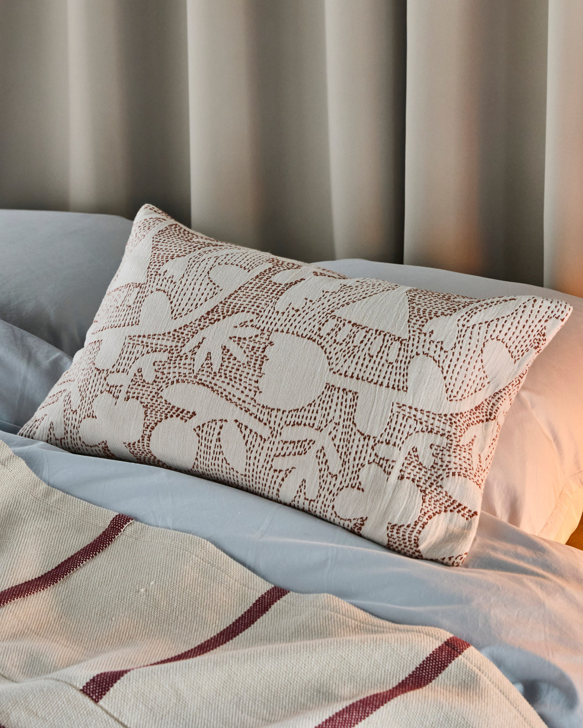 Kissenbezug, HDSari, Off-White, Braun in Off-white präsentiert im Onlineshop von KAQTU Design AG. Kissenbezug ist von House Doctor