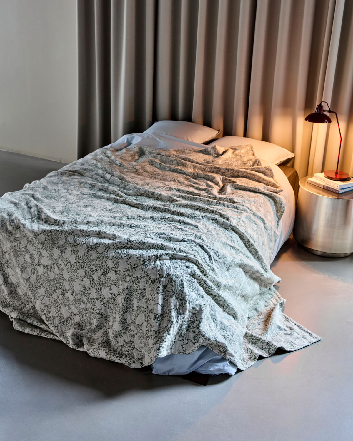 Gemütliche Tagesdecke in Off-White und Khaki von House Doctor, ideal für stilvolle Akzente in jedem Wohnraum.