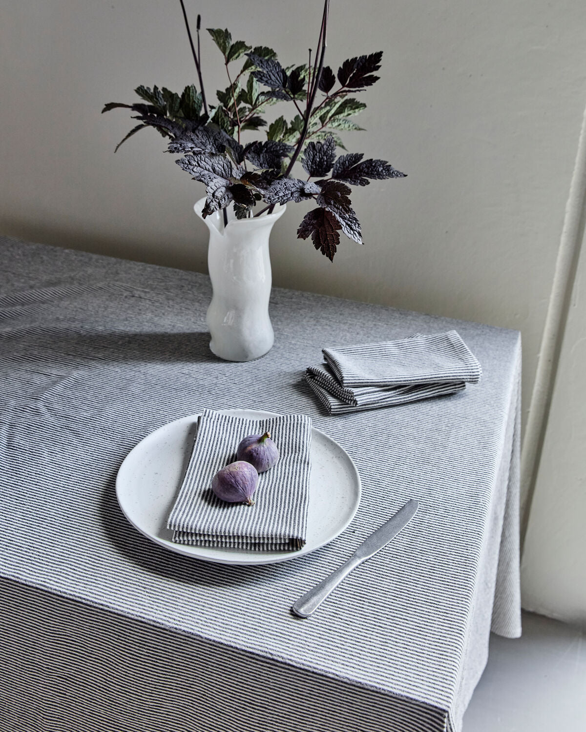 Elegante Servietten in Sand und Schwarz von House Doctor, ideal für stilvolle Tischdekorationen und besondere Anlässe.