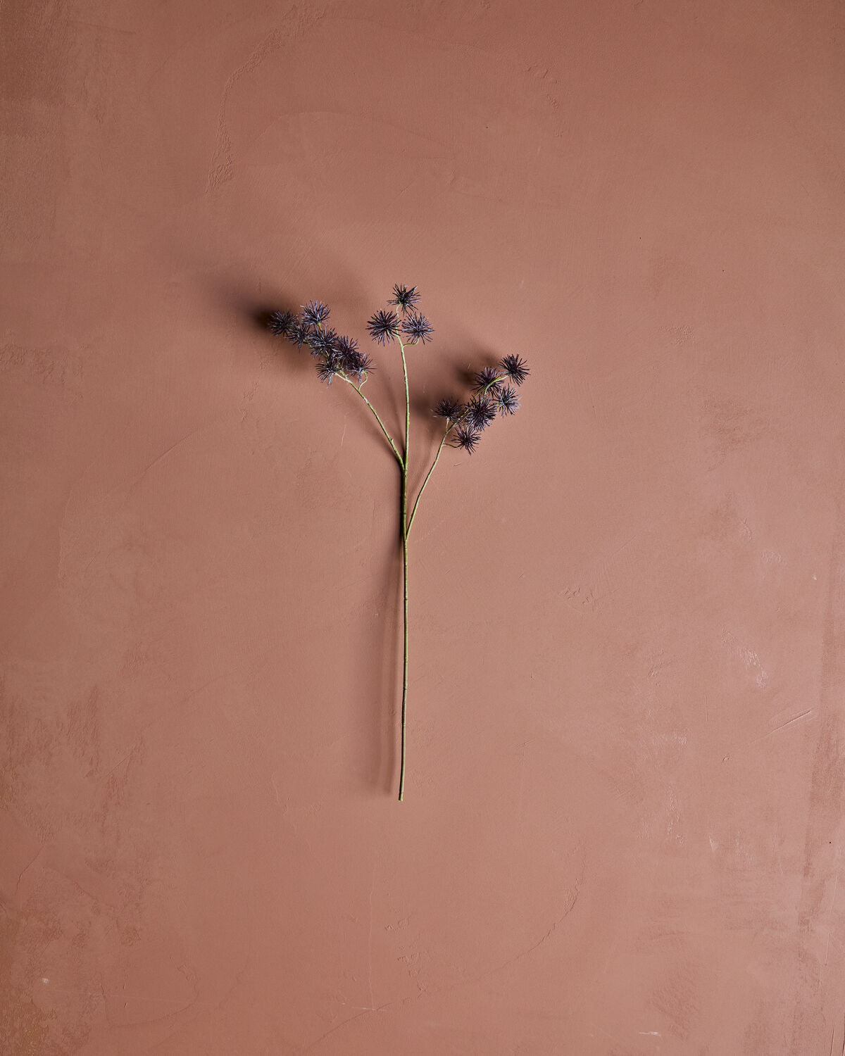 Elegante Kunstblume in Bordeaux, das HD Urchin Spray von House Doctor, ideal für stilvolle Dekoration und Akzente in jedem Raum.