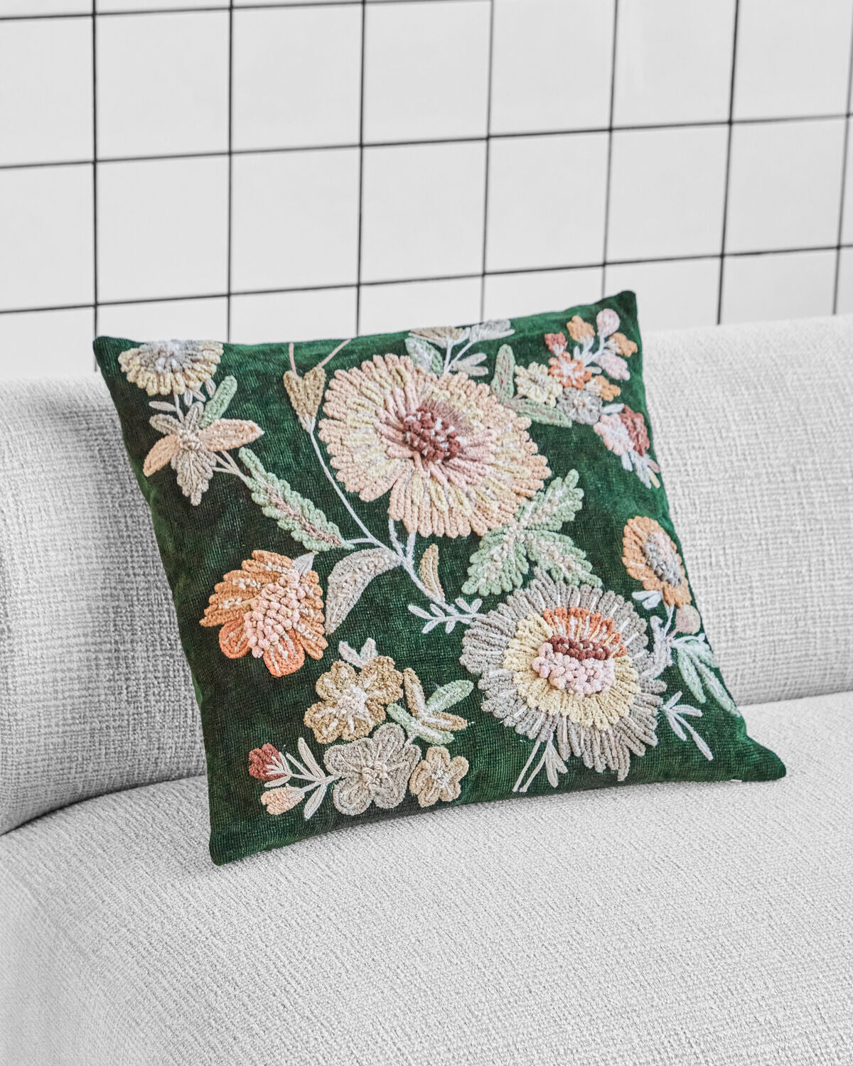 Eleganter Kissenbezug HDBota in sanften Grüntönen mit Rosendesign, ideal für stilvolle Wohnräume und gemütliche Akzente.