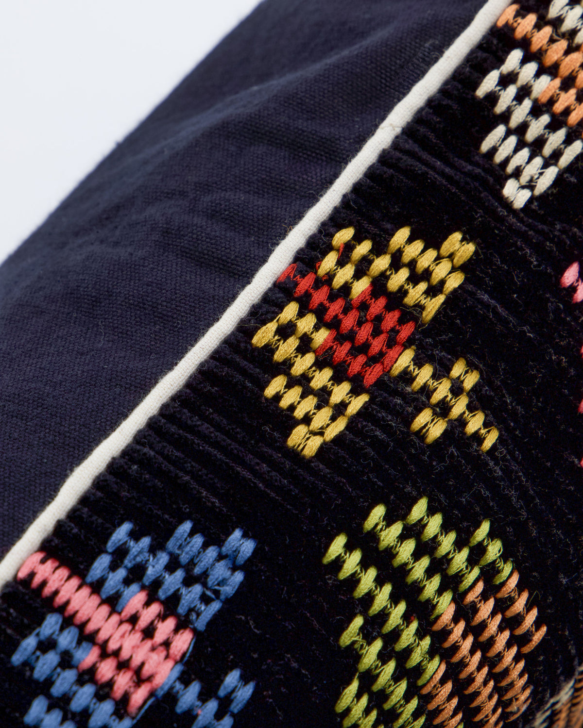 Schwarzer Kissenbezug HDEtni aus Baumwolle mit buntem geometrischem Stickmuster