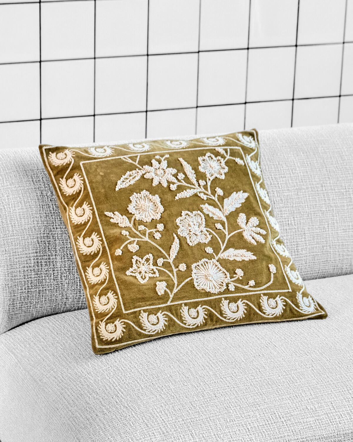 Stylischer Kissenbezug HDRica in Senfgelb und Off-White, ideal für ein modernes Wohnambiente. Perfekt für gemütliche Akzente.