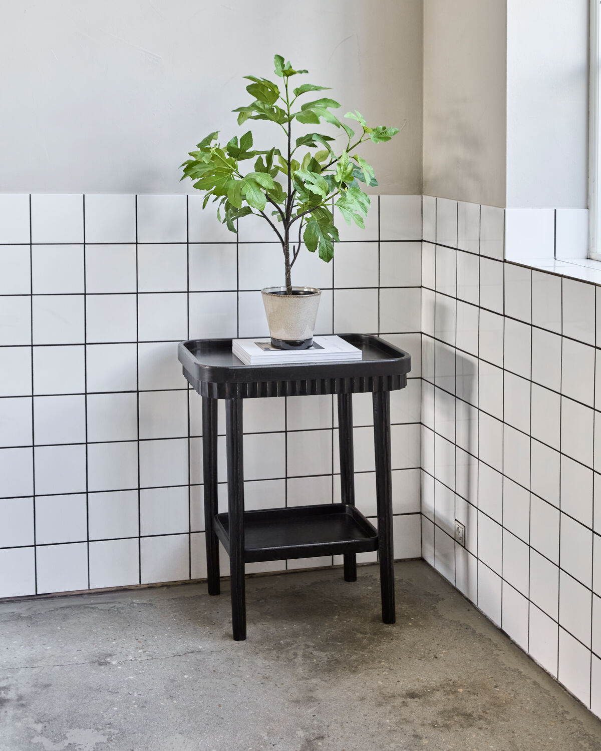 Eleganter schwarzer Konsolentisch HDMesa von House Doctor, ideal für stilvolle Akzente in jedem Raum.