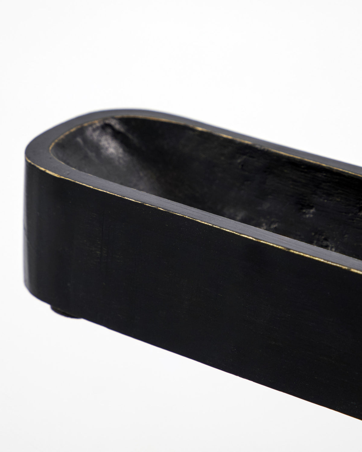 Schwarzes Tablett HDAlma aus Mangoholz mit matter Oberfläche und abgerundeter Form