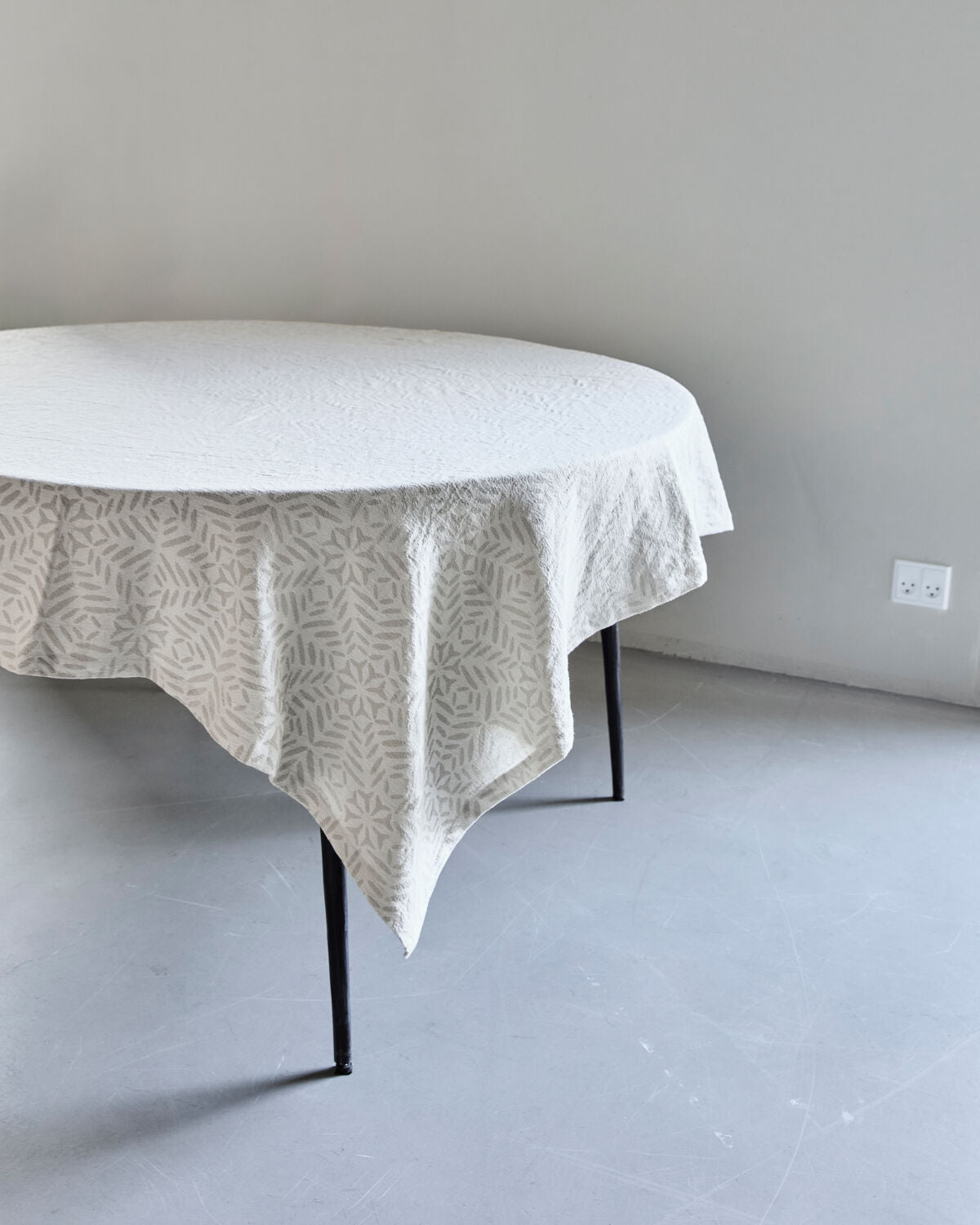 Elegante Tischdecke in Weiß und Grau von House Doctor, ideal für stilvolle Tischdekoration und besondere Anlässe.