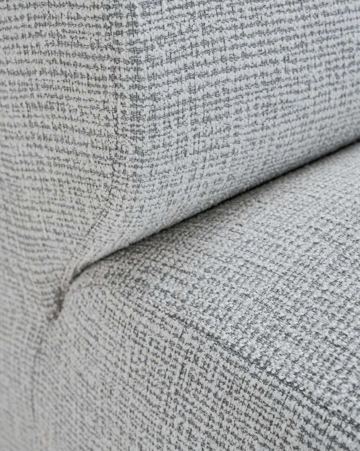 Elegantes 2er Sofa in zartem Off-White von House Doctor, ideal für stilvolle Wohnräume und gemütliche Momente.