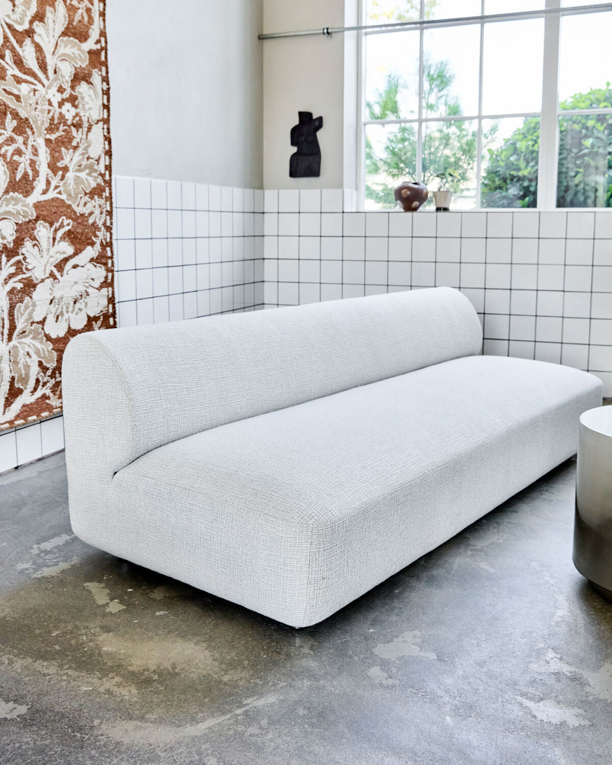 Elegantes 2er Sofa in Off-White von House Doctor, ideal für stilvolle Wohnräume und gemütliche Abende.
