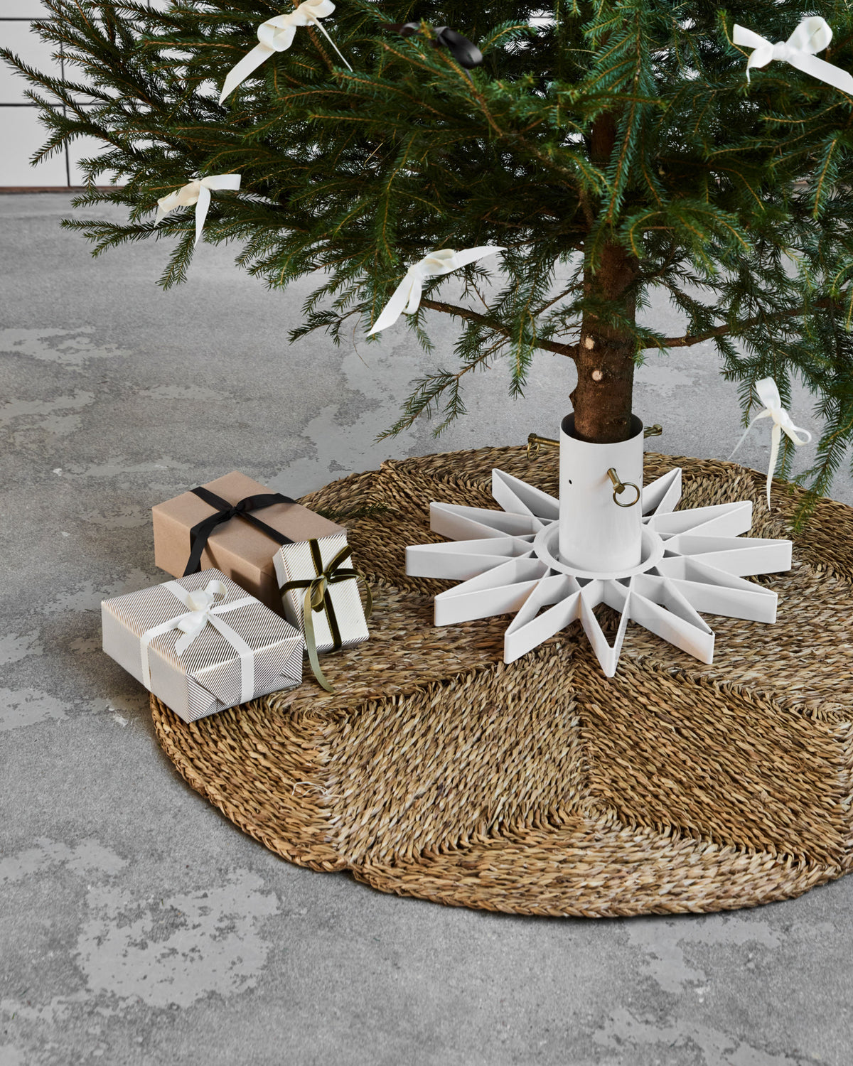 Weisser Weihnachtsbaumständer HDStar aus Eisen mit sternförmiger Basis und matter Oberfläche
