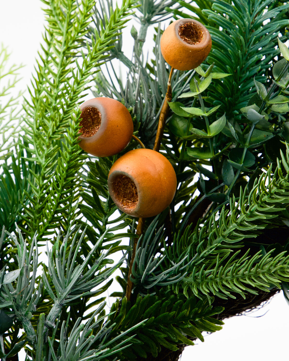 Stilvoller grüner Kranz von HDDeco, der festliche Akzente setzt und eine einladende Weihnachtsstimmung in jedem Raum schafft.