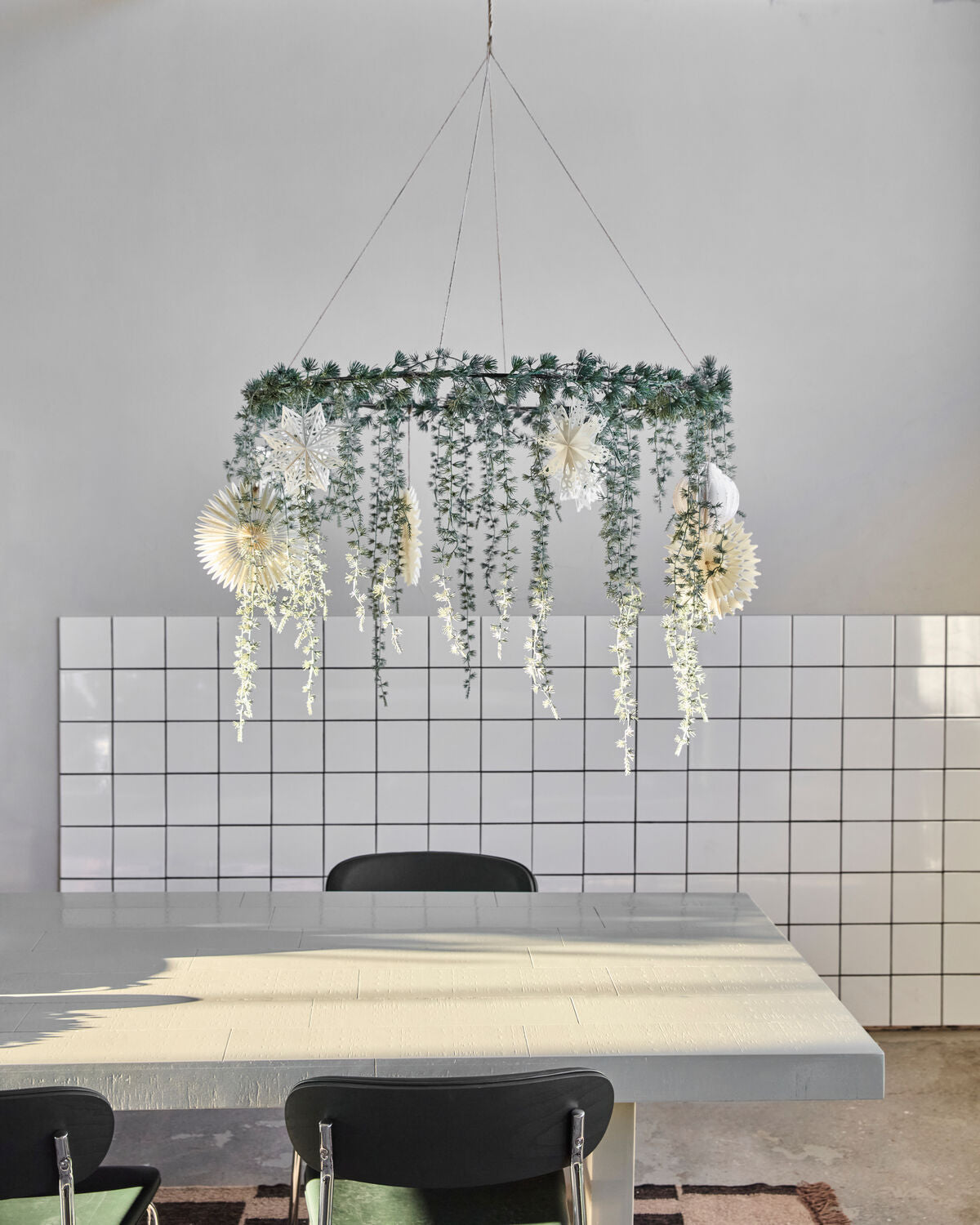Eleganter grüner Kranz aus HDPine von House Doctor, ideal für festliche Dekoration und Weihnachtsatmosphäre.