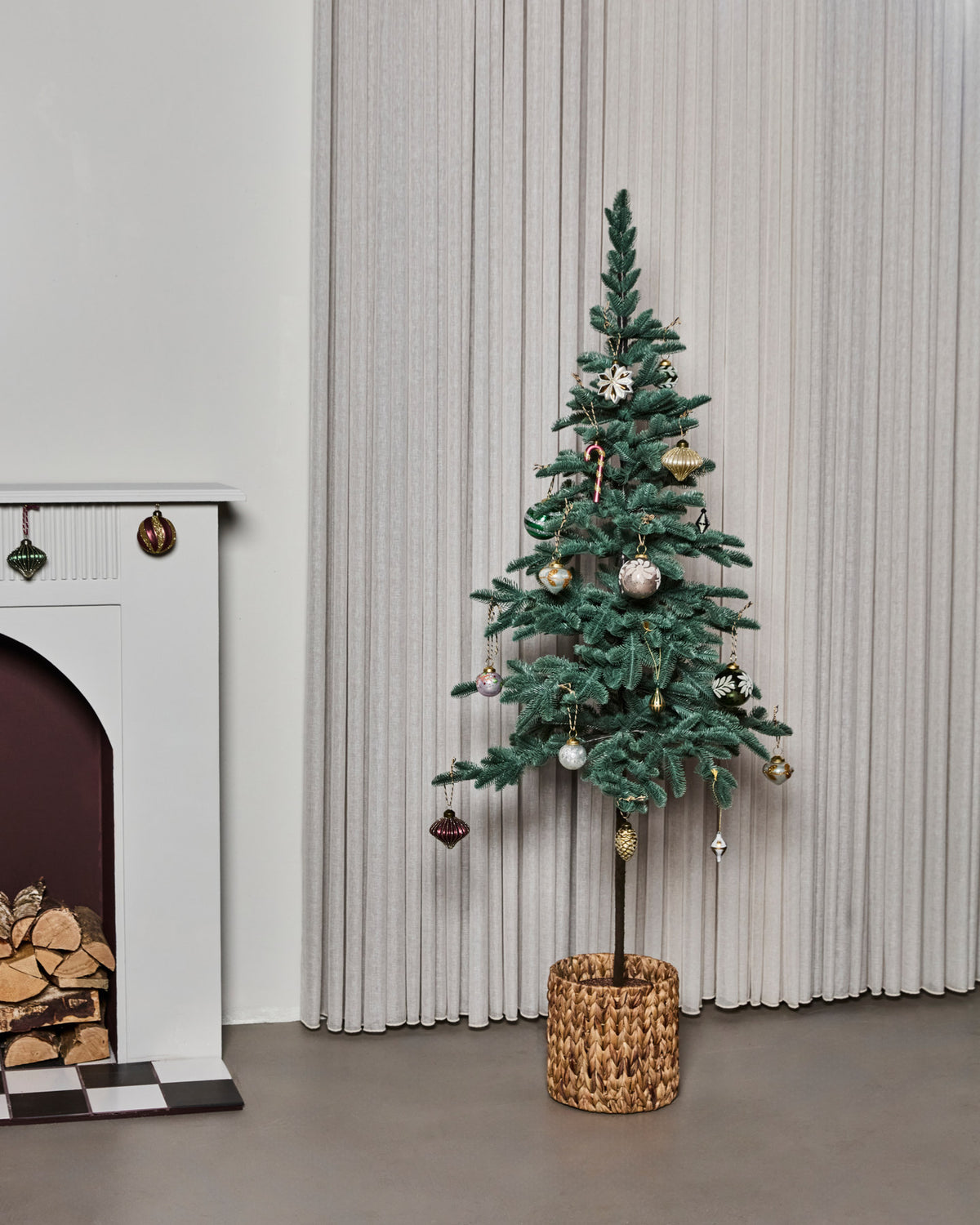 Grüner künstlicher Weihnachtsbaum HDPine aus Polyethylen mit Ästen im Pinienstil