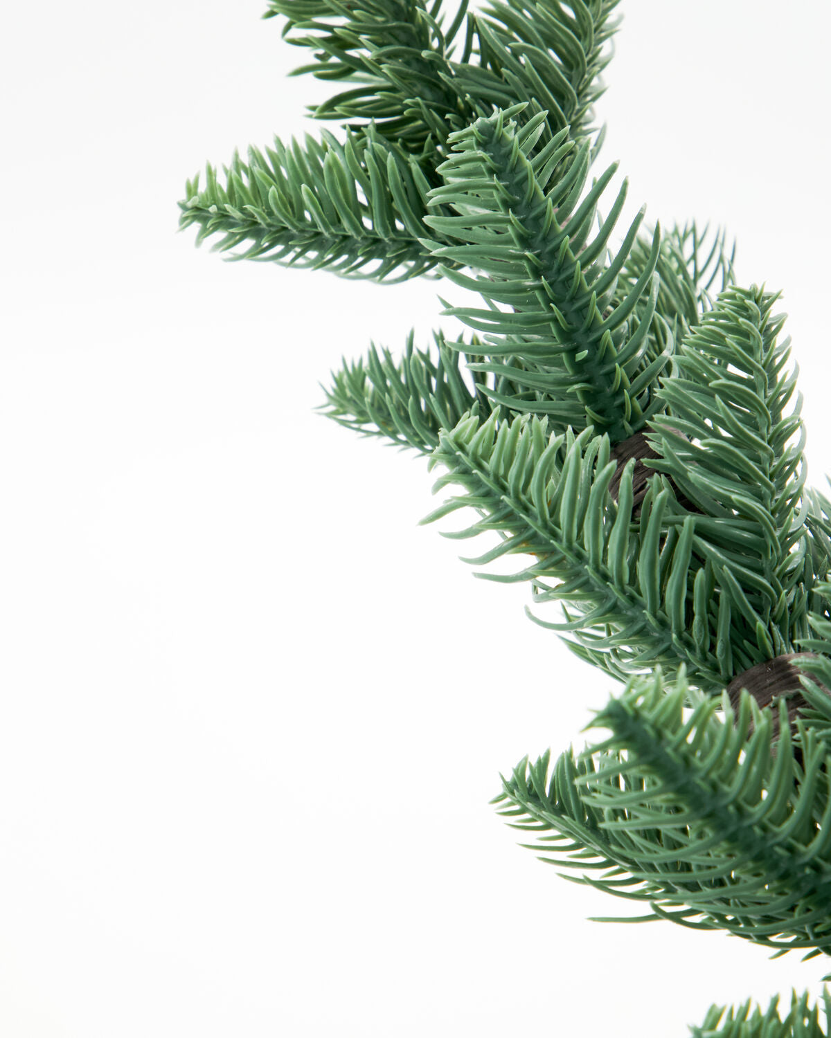 Eleganter Weihnachtsbaum in lebhaftem Grün aus HDPine von House Doctor, ideal für festliche Dekorationen und eine einladende Stimmung.