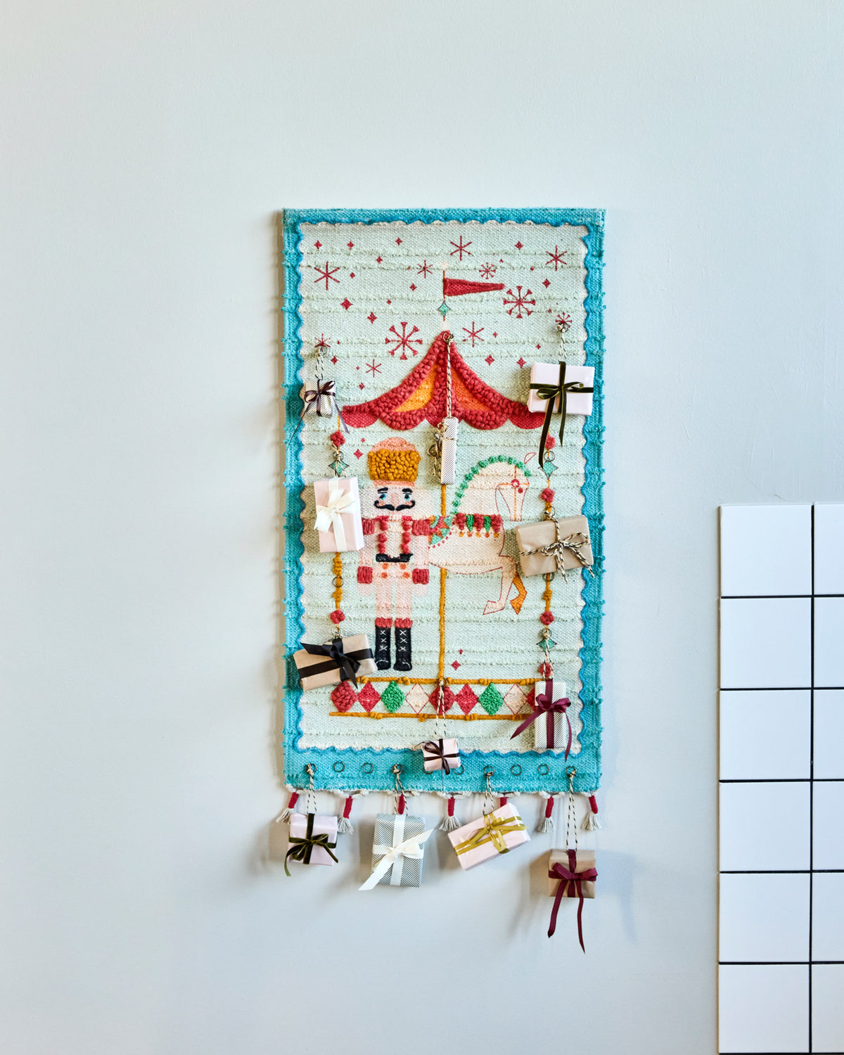 Adventskalender, HDHorse, Grün, Braun, Rot gebrannt in Green präsentiert im Onlineshop von KAQTU Design AG. Weihnachtszubehör ist von House Doctor