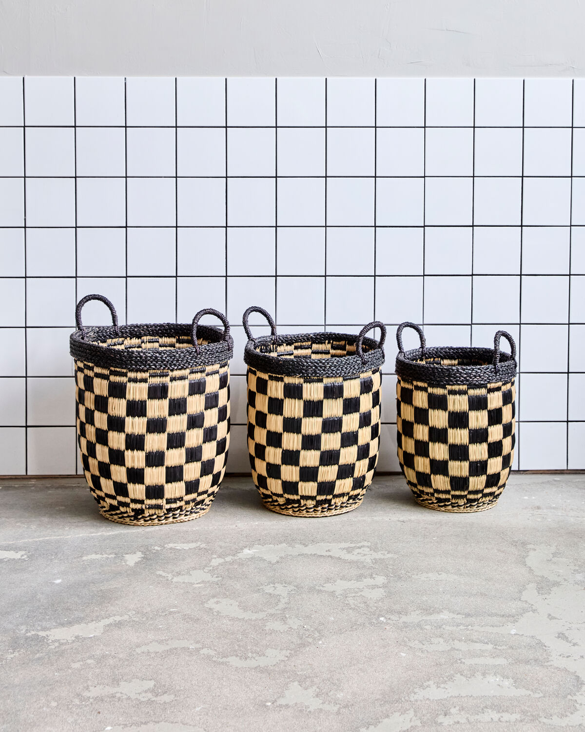 Eleganter Aufbewahrungskorb in Schwarz und Natur von House Doctor, ideal für stilvolle Organisation und Dekoration in jedem Raum.