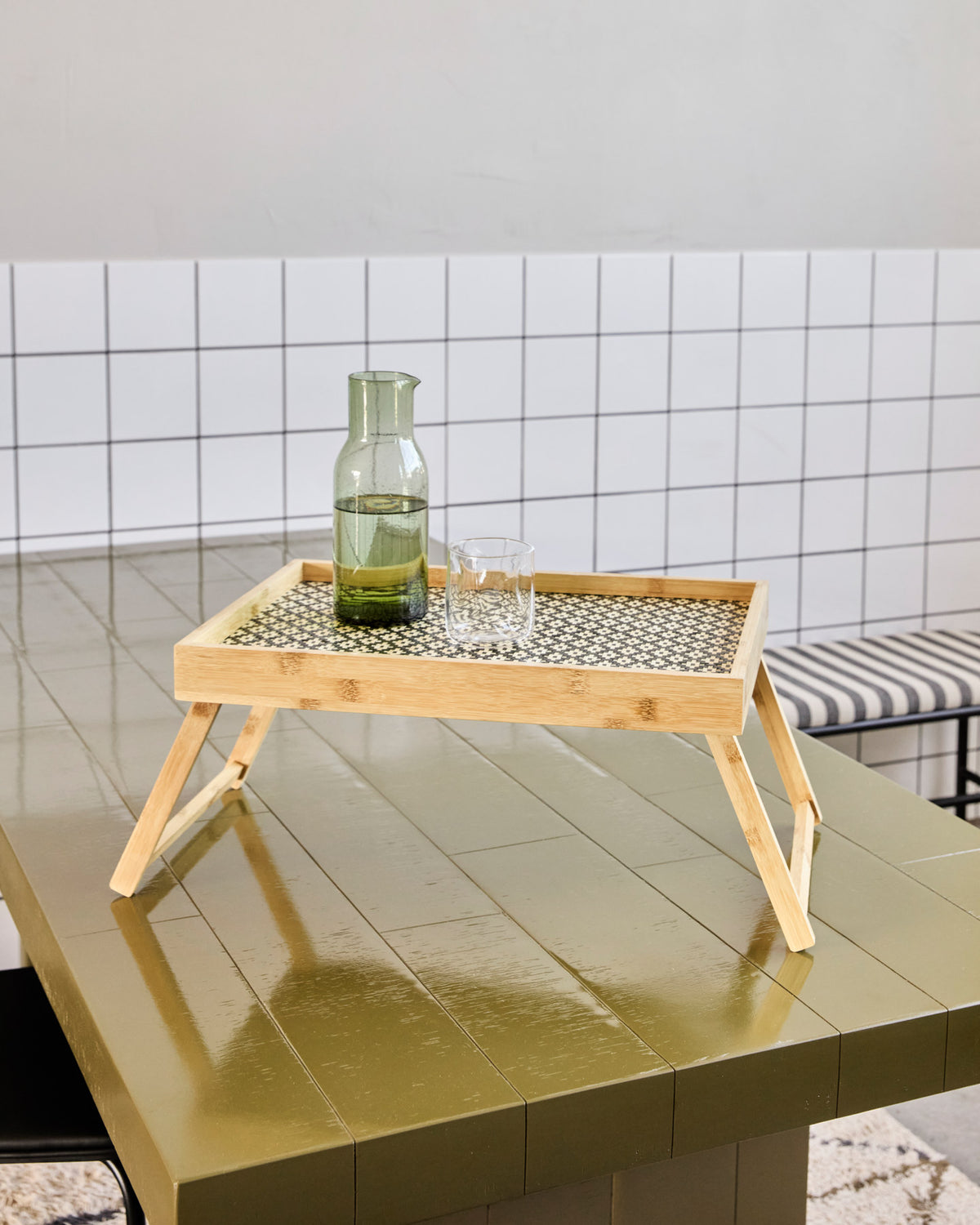 Tablett-Tisch, HDTray, Schwarz, Natur in Black präsentiert im Onlineshop von KAQTU Design AG. Tablett ist von House Doctor