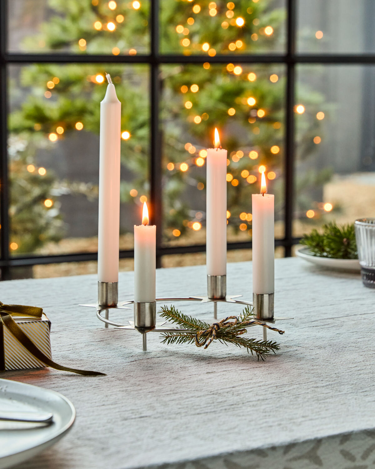 Eleganter silberner Kerzenständer von House Doctor, ideal für stimmungsvolle Beleuchtung und stilvolle Tischdekoration.