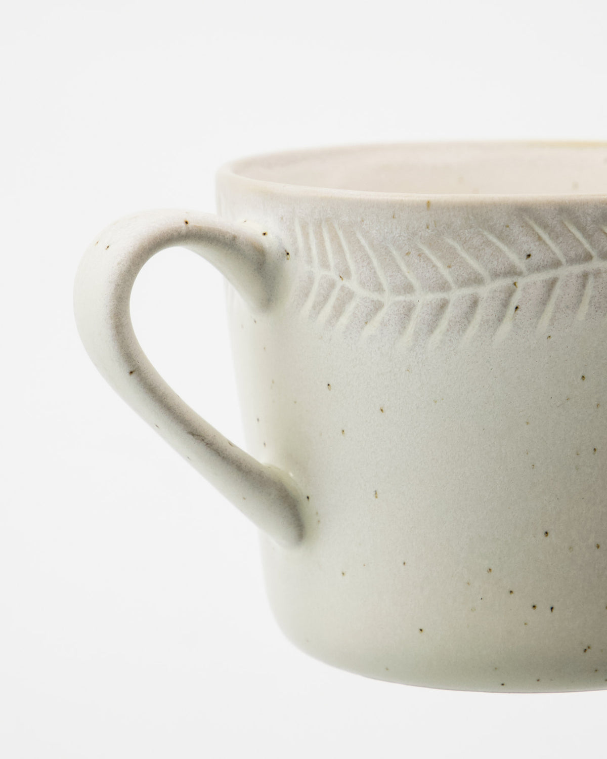 Tasse HDServe in Off-White aus Steingut mit gesprenkelter Glasur und klassischer Form