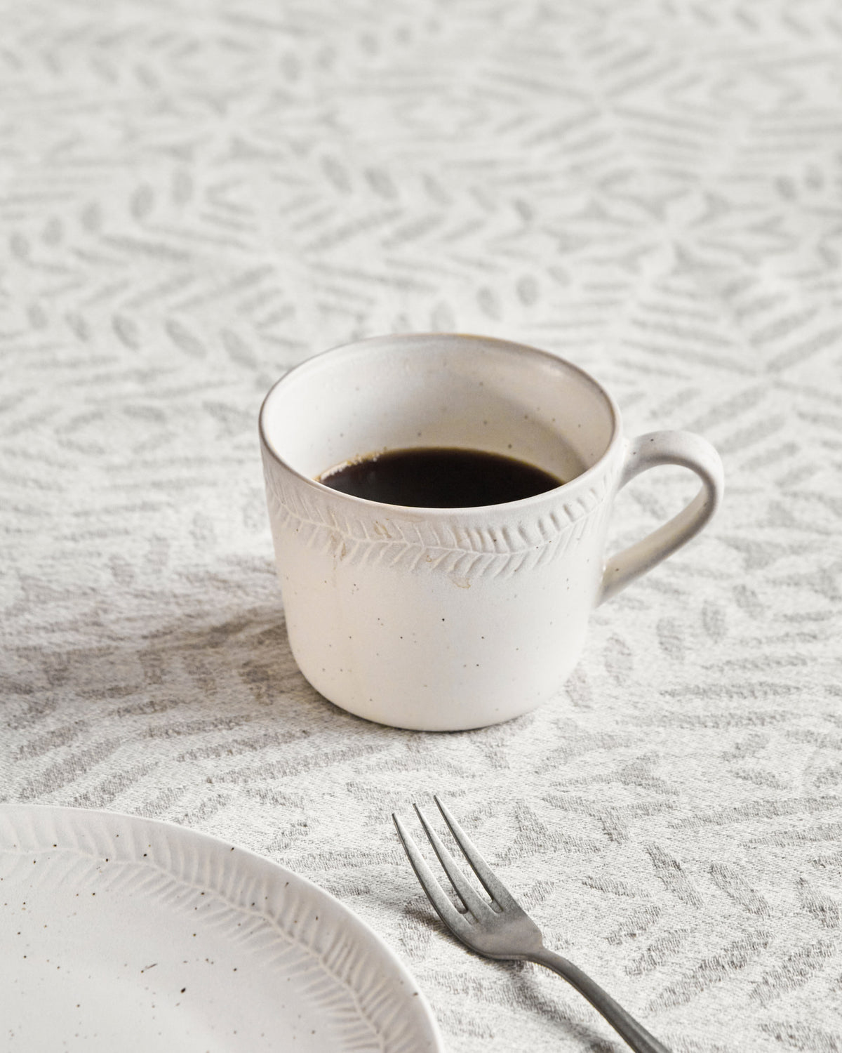 Tasse HDServe in Off-White aus Steingut mit gesprenkelter Glasur und klassischer Form