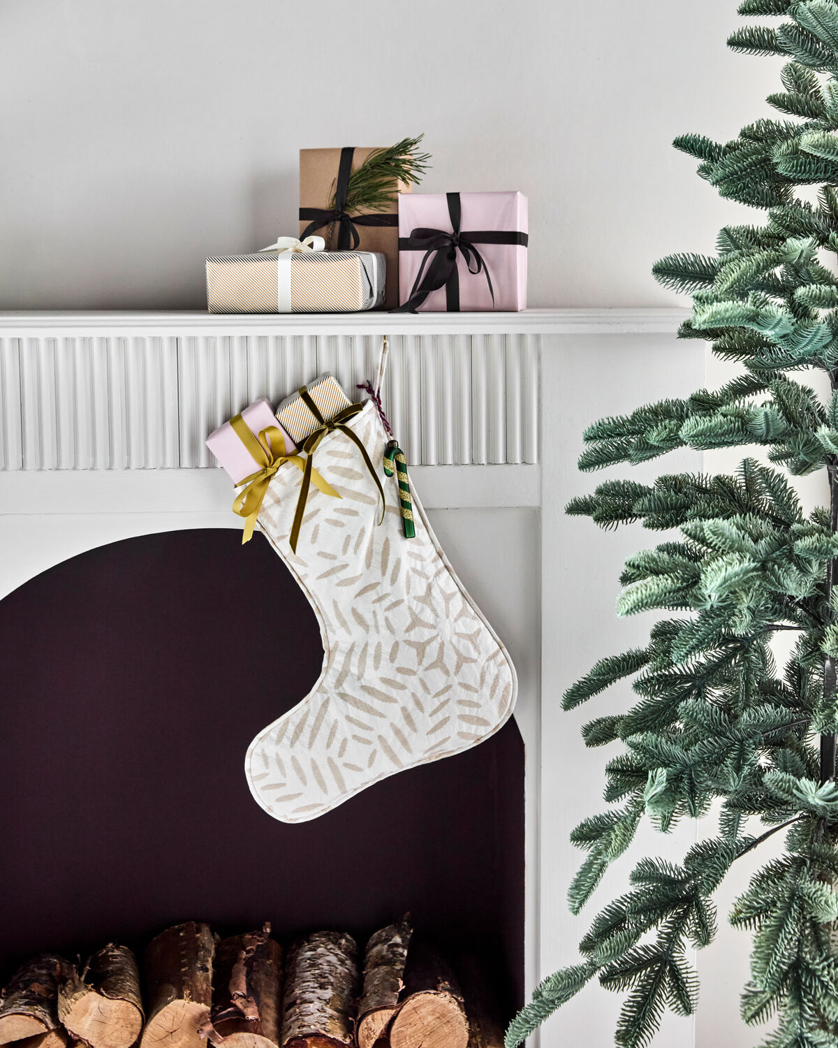 Eleganter Weihnachtsstrumpf in Off-White von House Doctor, ideal für festliche Dekoration und Geschenke, stilvoll präsentiert.