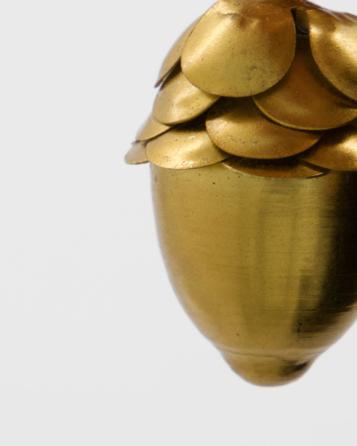 Schimmernde goldene Eichel als festlicher Weihnachtsschmuck von House Doctor, perfekt für eine stilvolle und festliche Atmosphäre.