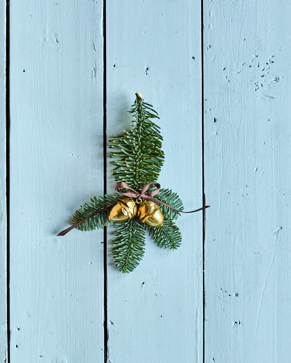 Eleganter goldener Weihnachtsschmuck in Form einer Eichel von House Doctor, ideal für festliche Dekoration und stimmungsvolle Akzente.