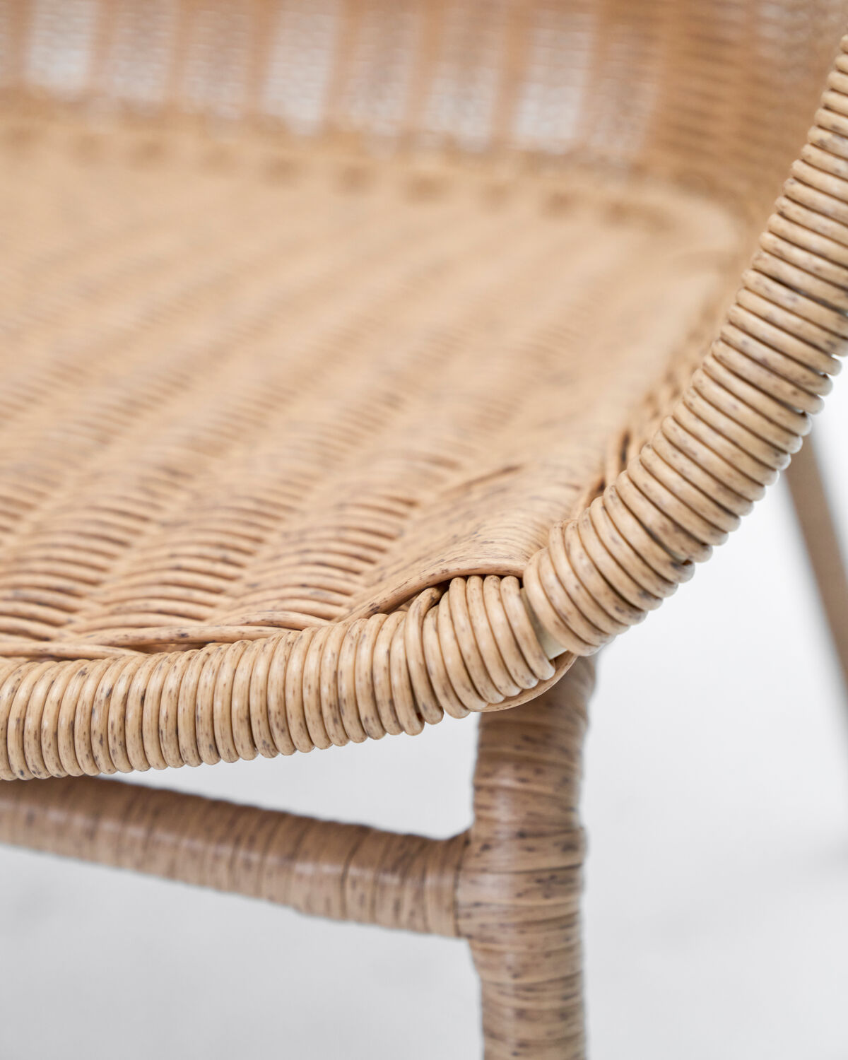Eleganter Outdoor-Loungesessel HDHapur von House Doctor, perfekt für gemütliche Momente im Freien, vereint modernes Design mit Bequemlichkeit.