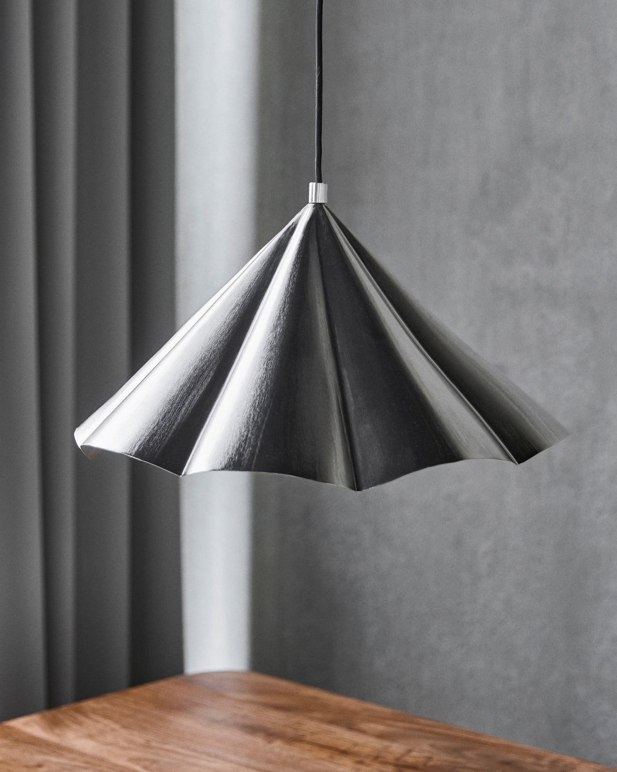 Pendelleuchte HDFlola mit gewelltem Schirm aus Eisen in gebürstetem Silber;Pendelleuchte HDFlola mit gewelltem Schirm aus Eisen in gebürstetem Silber;Pendelleuchte HDFlola mit gewelltem Schirm aus Eisen in gebürstetem Silber;Pendelleuchte HDFlola mit gewelltem Schirm aus Eisen in gebürstetem Silber