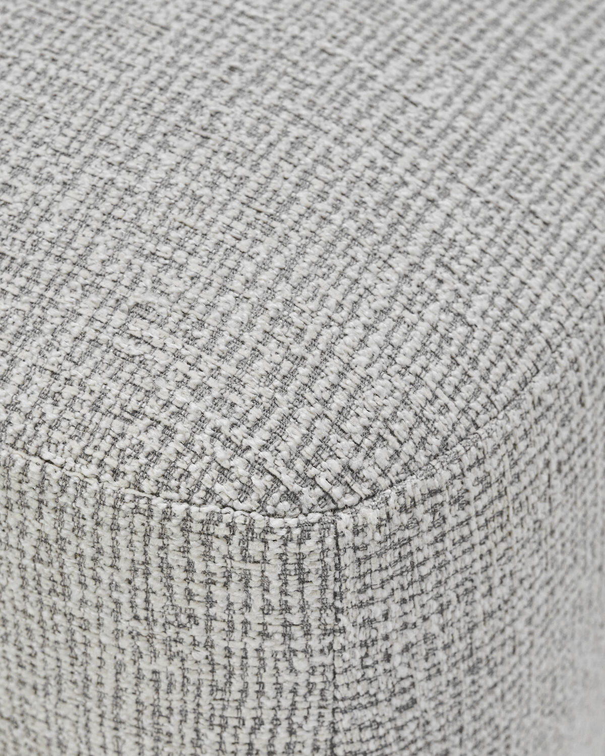 Moderner Pouf in Off-White von House Doctor, perfekt für entspannte Atmosphäre und vielseitige Nutzung im Wohnbereich.