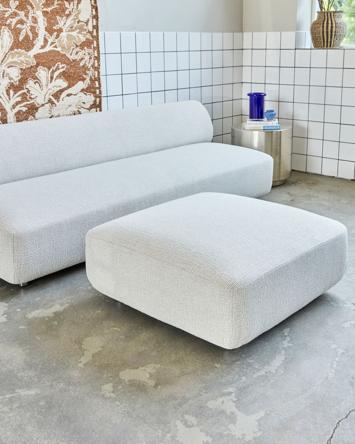 Eleganter Off-White Pouf von House Doctor, ideal für stilvolle Wohnräume und gemütliche Sitzgelegenheiten.