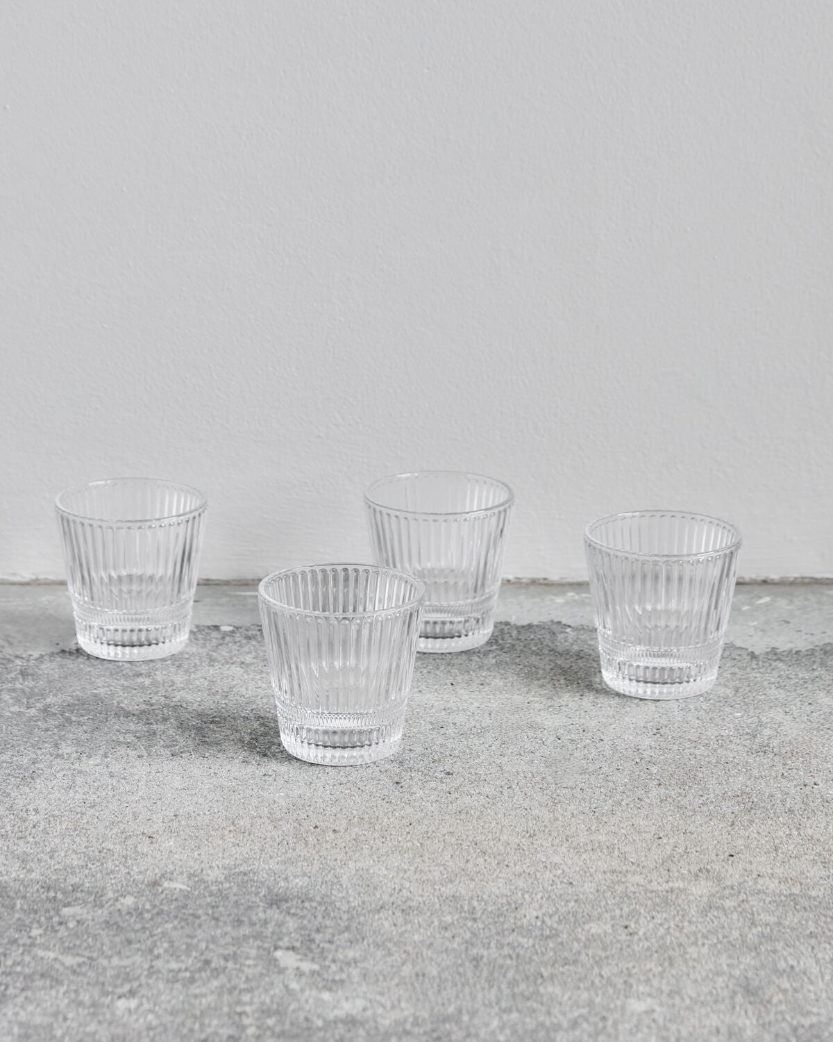 Elegantes, klares Wasserglas von House Doctor, ideal für stilvolle Tischdekoration und den täglichen Gebrauch. Perfekt für jedes Getränk.