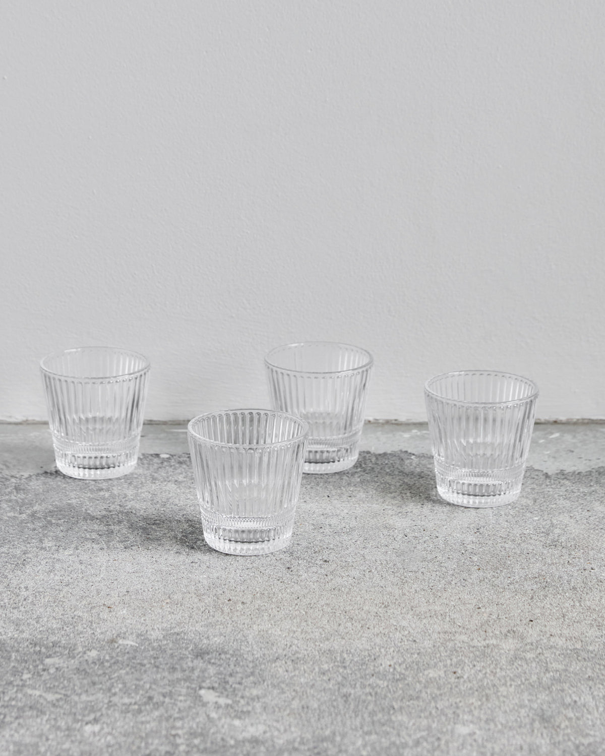 Klares Trinkglas HDSlots aus Glas mit gerillter, transparenter Oberfläche