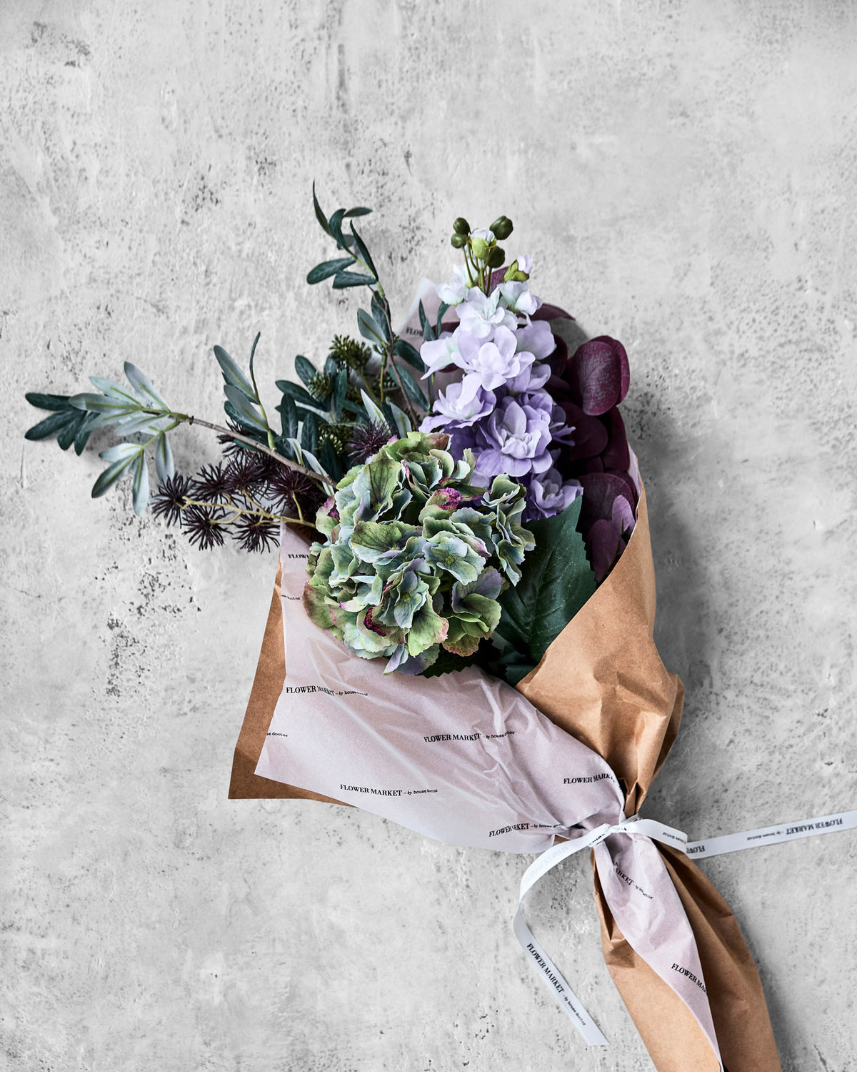 Artificial bouquet, HDCalm purple, Bunt in Multi präsentiert im Onlineshop von KAQTU Design AG. Dekoration ist von House Doctor