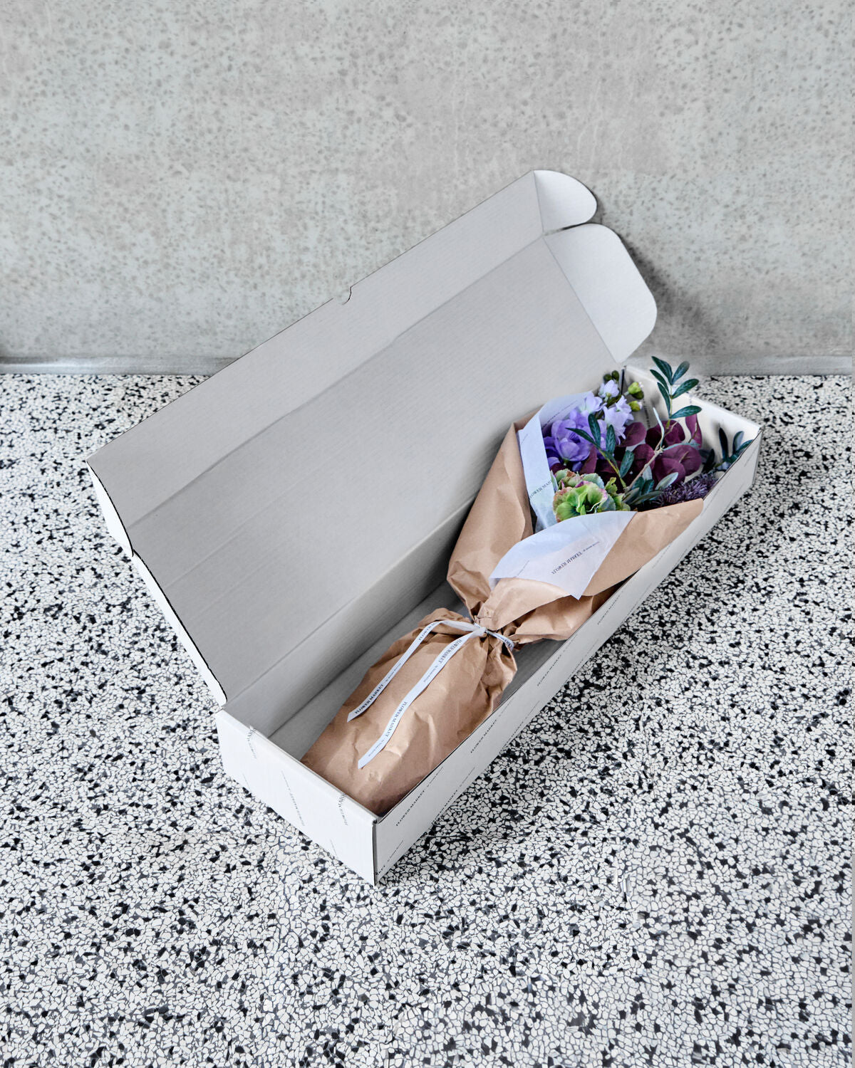 Eleganter künstlicher Blumenstrauß in harmonischen Lila- und Violettnuancen, perfekt für eine stilvolle Raumgestaltung.