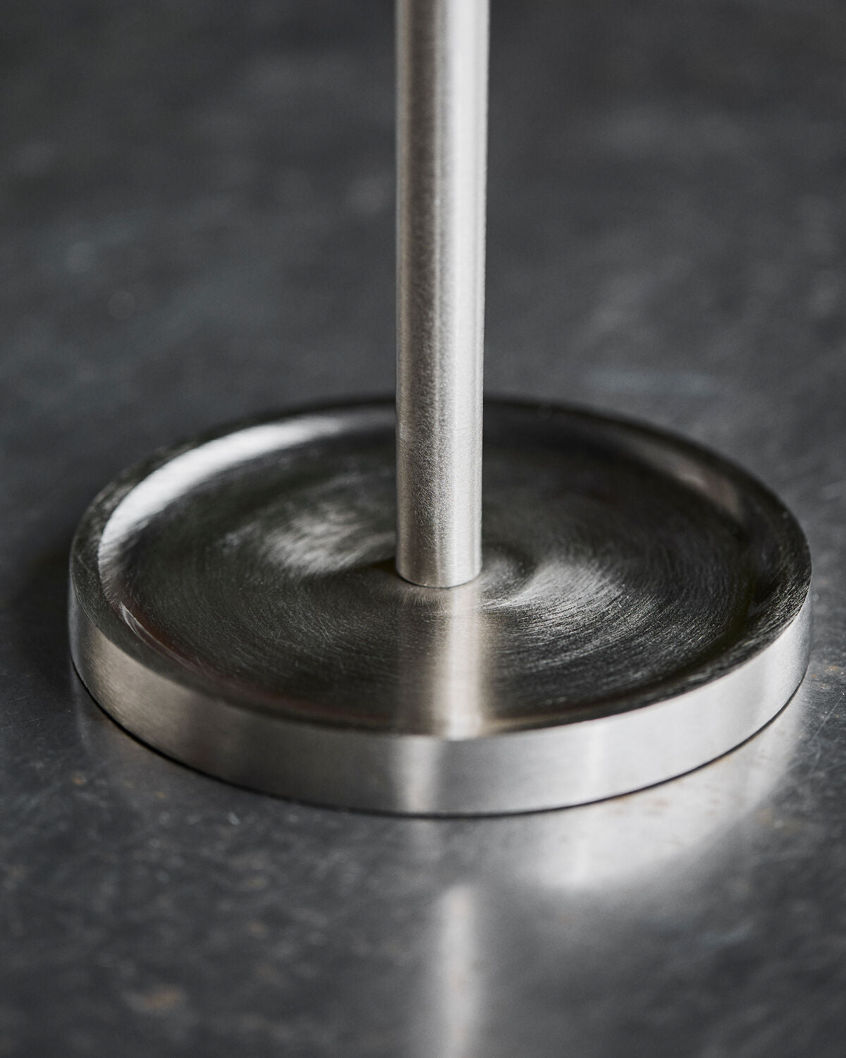 Küchenrollenhalter, HDEden, Gebürstetes Silber-Finish in Brushed silver finish präsentiert im Onlineshop von KAQTU Design AG. Barzubehör ist von House Doctor