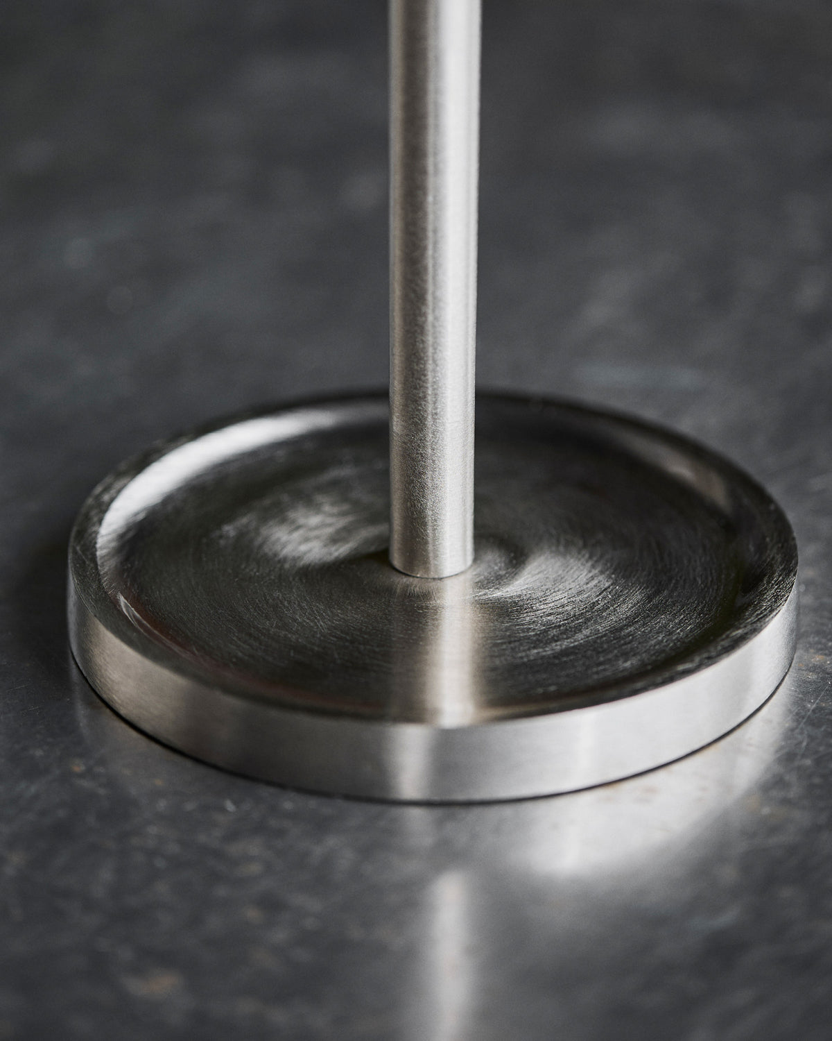Küchenrollenhalter, HDEden, Gebürstetes Silber-Finish in Brushed silver finish präsentiert im Onlineshop von KAQTU Design AG. Papierrollenhalter ist von House Doctor