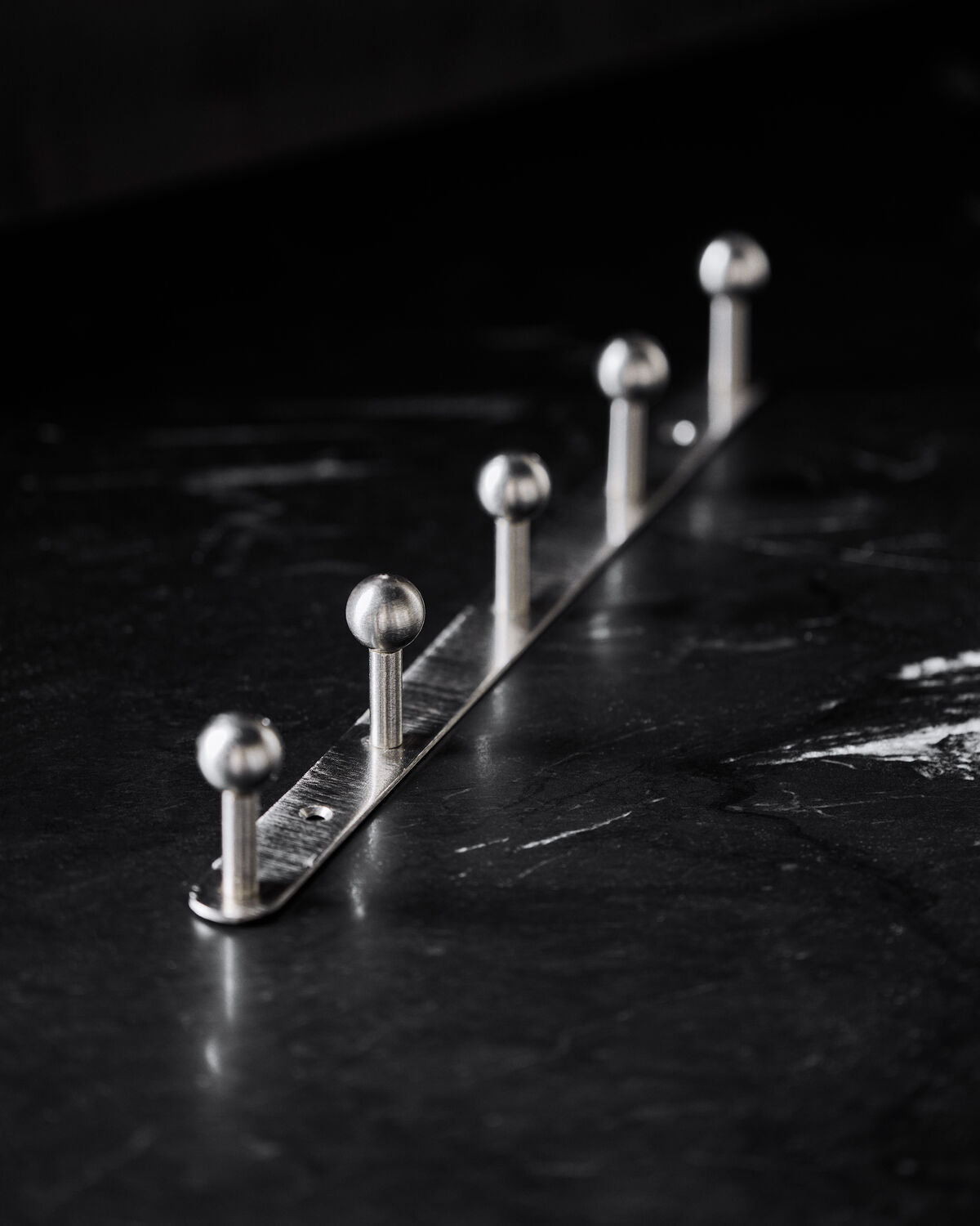 Hakenleiste, HDBall, Silber-Finish in Silver finish präsentiert im Onlineshop von KAQTU Design AG. Kleiderhaken ist von House Doctor