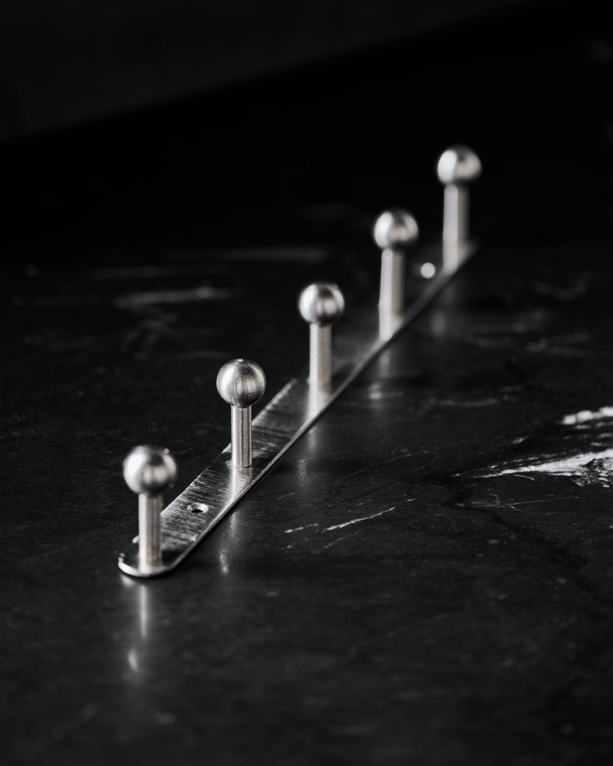 Hakenleiste, HDBall, Silber-Finish in Silver finish präsentiert im Onlineshop von KAQTU Design AG. Kleiderhaken ist von House Doctor