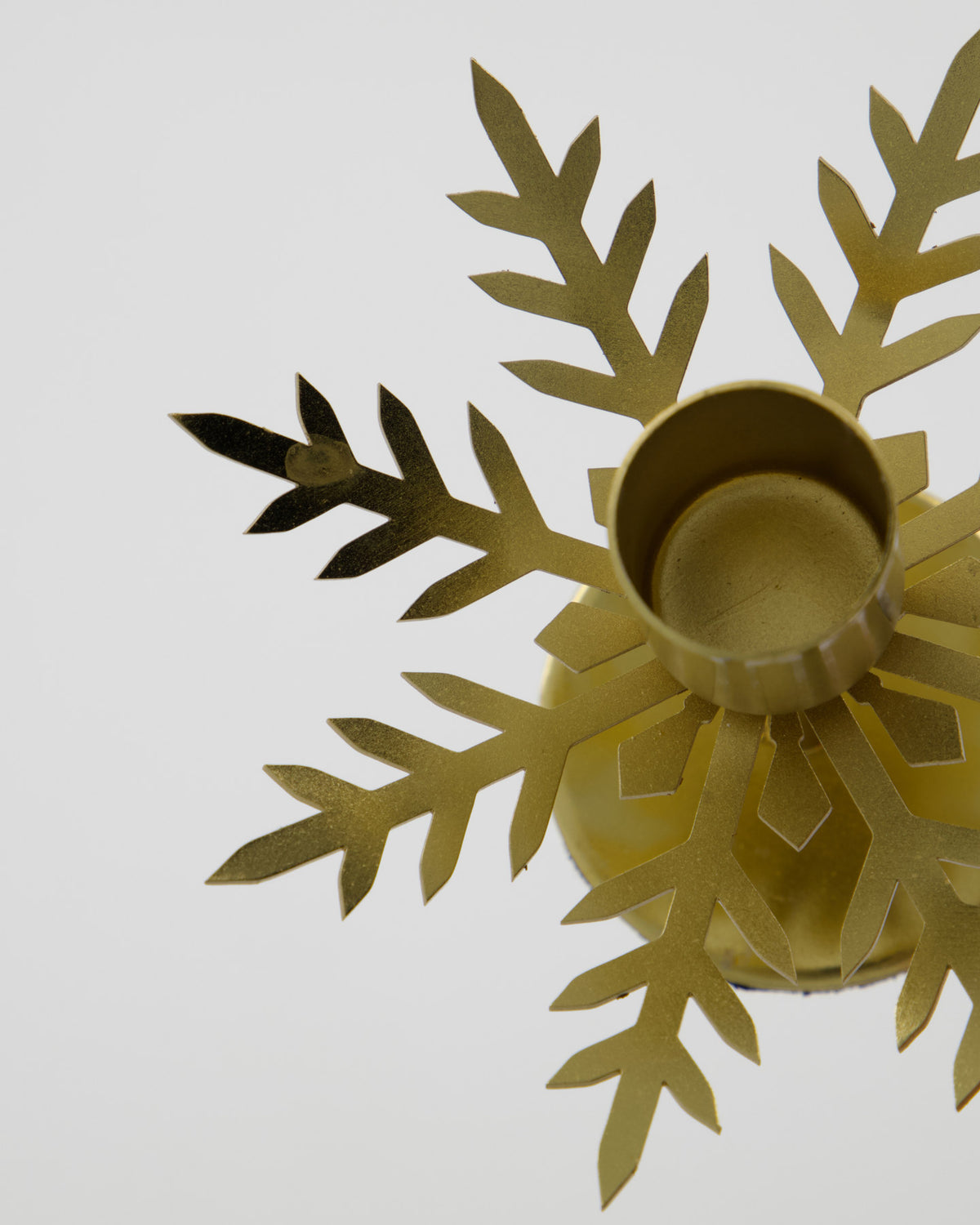 Zwei Kerzenständer HDSnowflake aus Eisen mit Schneeflockenmuster in antikem Messing-Finish