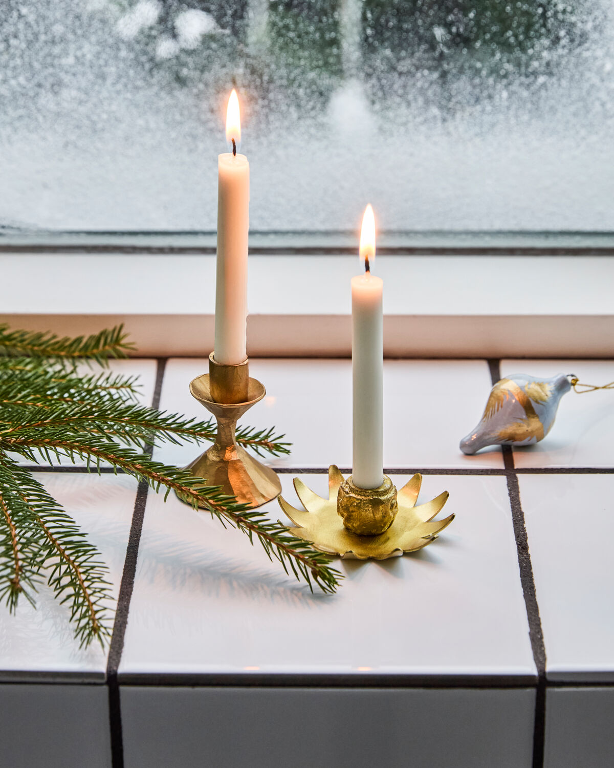 Eleganter Kerzenständer in antikem Messing von House Doctor, ideal für stimmungsvolle Beleuchtung und stilvolle Akzente in jedem Raum.