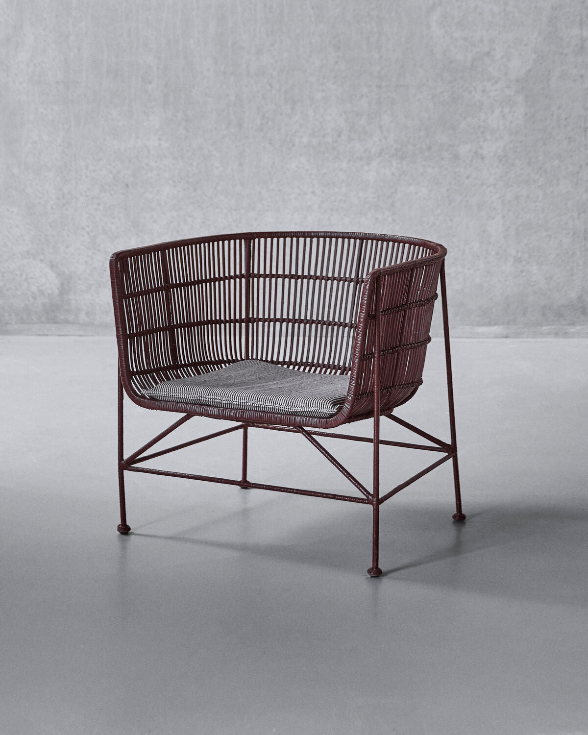 Loungesessel, HDCuun, Maulbeere in Mulberry präsentiert im Onlineshop von KAQTU Design AG. Schalenstuhl ist von House Doctor