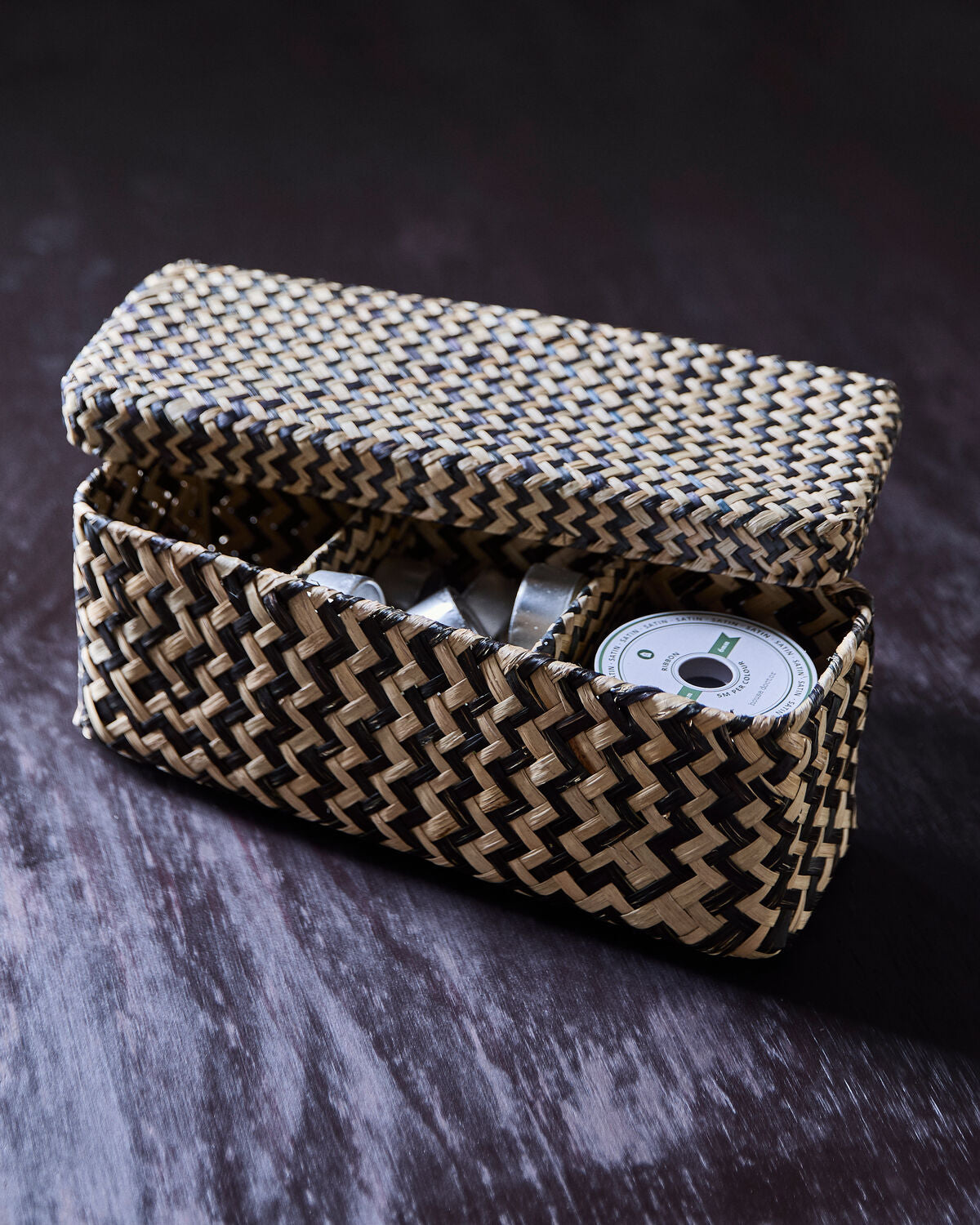 Aufbewahrungsschachteln, HDOllie, Schwarz, Natur in Black präsentiert im Onlineshop von KAQTU Design AG. Aufbewahrungsboxen ist von House Doctor